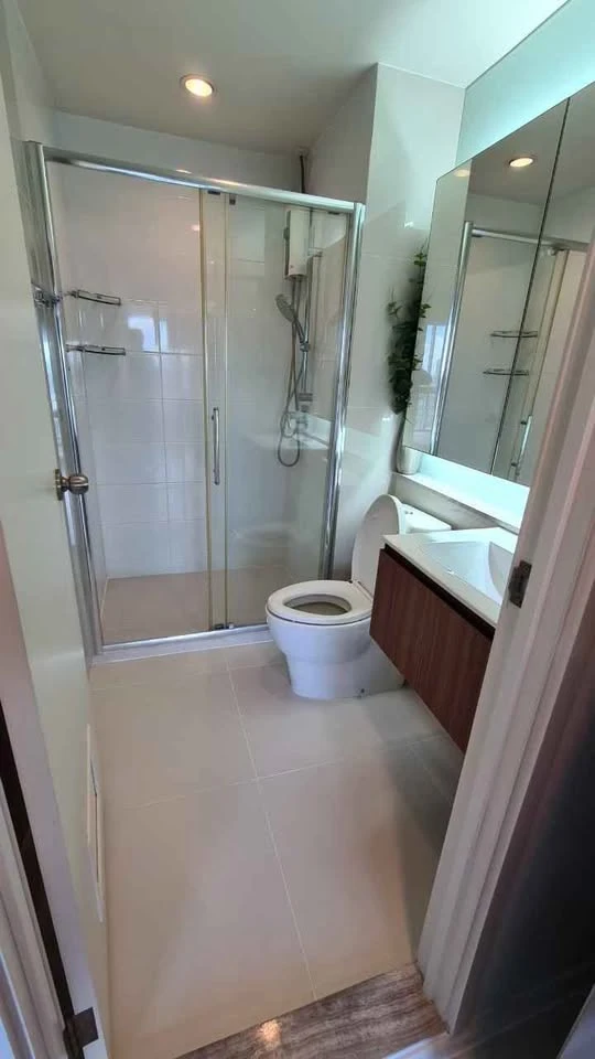 For rent: Fuse Chan-Sathorn, corner unit with windows on both sides, high privacy, built-in furniture everywhere. Reserve now!