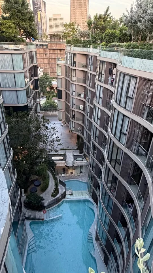 For rent: FYNN Asoke, a resort-style condo in the heart of Asoke. Quiet room with a beautiful, lush garden view.