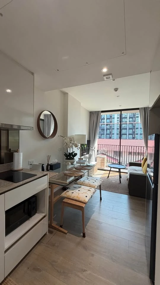For rent: FYNN Asoke, a resort-style condo in the heart of Asoke. Quiet room with a beautiful, lush garden view.