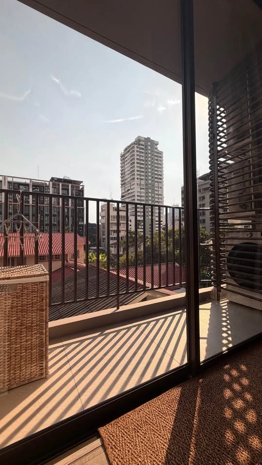 For rent: FYNN Asoke, a resort-style condo in the heart of Asoke. Quiet room with a beautiful, lush garden view.