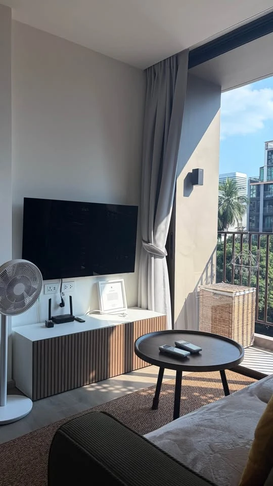 For rent: FYNN Asoke, a resort-style condo in the heart of Asoke. Quiet room with a beautiful, lush garden view.