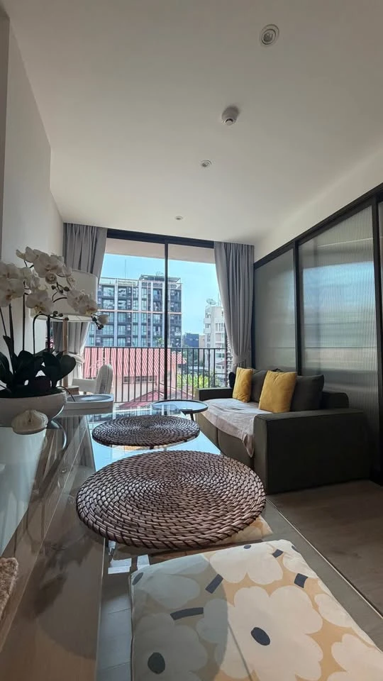 For rent: FYNN Asoke, a resort-style condo in the heart of Asoke. Quiet room with a beautiful, lush garden view.