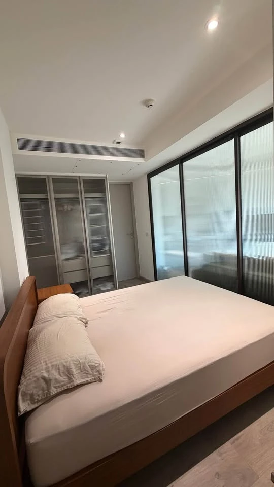 For rent: FYNN Asoke, a resort-style condo in the heart of Asoke. Quiet room with a beautiful, lush garden view.