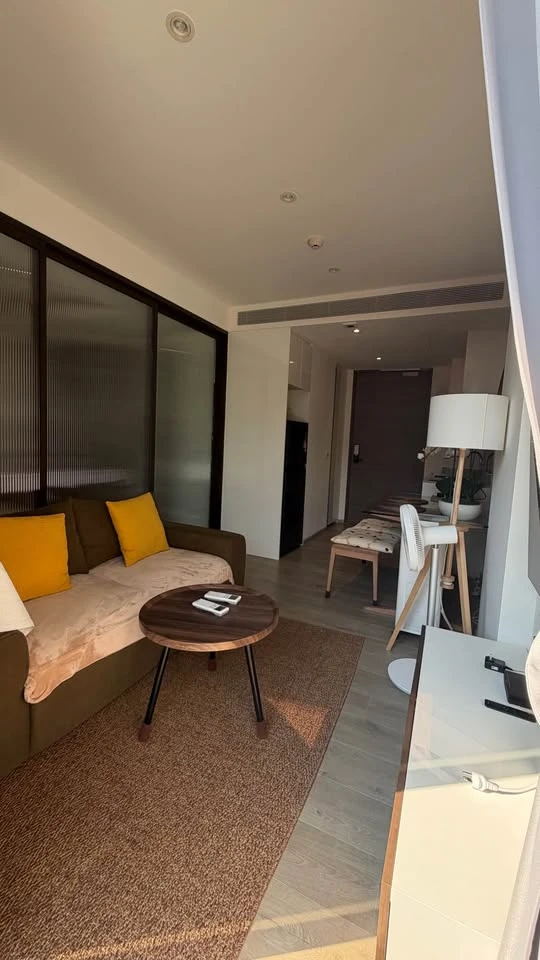 For rent: FYNN Asoke, a resort-style condo in the heart of Asoke. Quiet room with a beautiful, lush garden view.