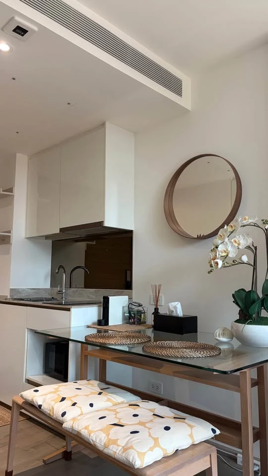 For rent: FYNN Asoke, a resort-style condo in the heart of Asoke. Quiet room with a beautiful, lush garden view.