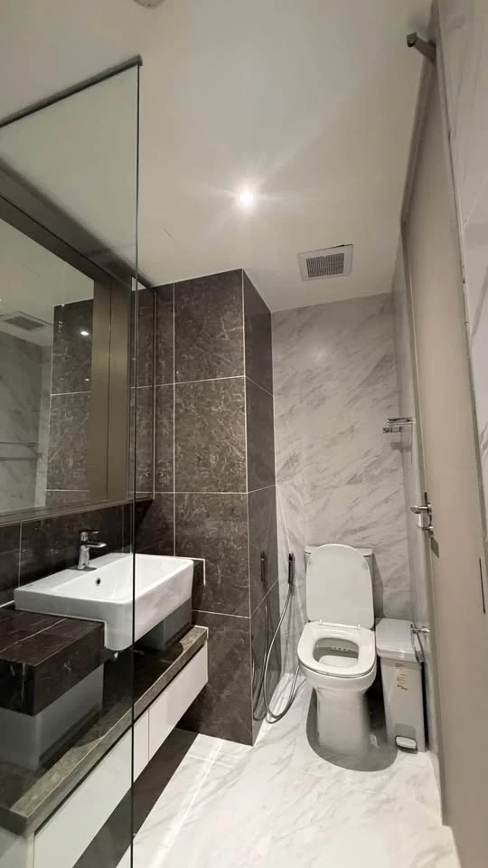 For rent: FYNN Asoke, a resort-style condo in the heart of Asoke. Quiet room with a beautiful, lush garden view.