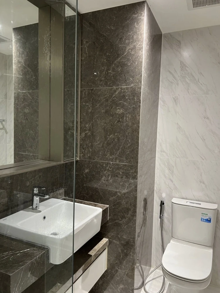 For rent: FYNN Asoke, 6th floor. Nice, fully furnished unit. Book now! Don't miss out! Hurry!