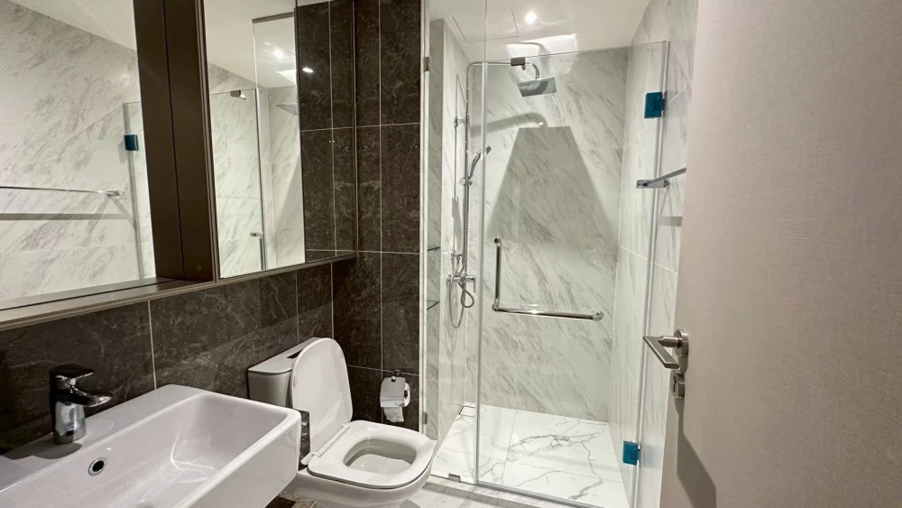 Fynn Asoke for rent, fully furnished with all necessary features and appliances, ready to move in immediately. Don't miss out!