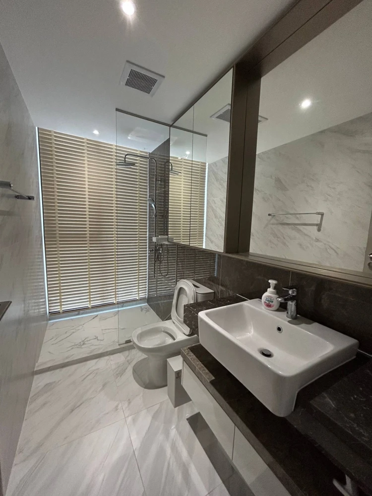 For rent: FYNN Asoke, a lovely room with complete furniture and appliances, including a high-quality built-in wardrobe. Book now!