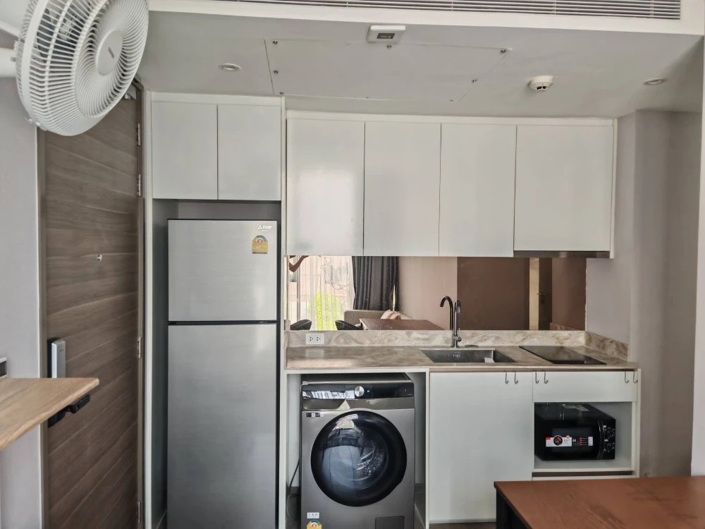 For rent: FYNN Asoke, a lovely room with complete furniture and appliances, including a high-quality built-in wardrobe. Book now!