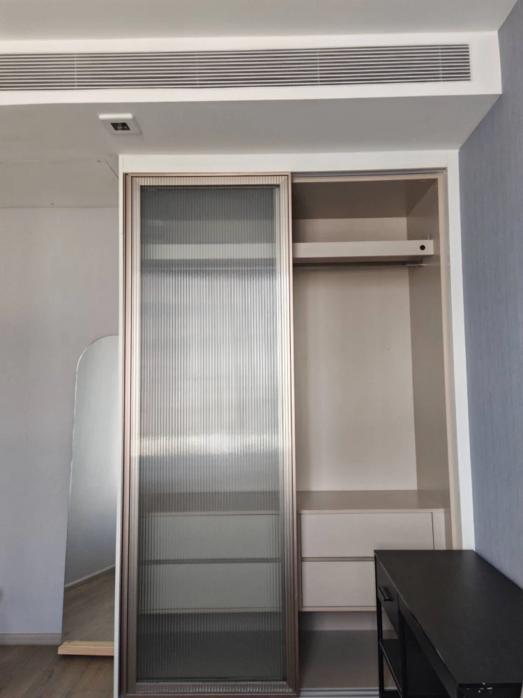 For rent: FYNN Asoke, a lovely room with complete furniture and appliances, including a high-quality built-in wardrobe. Book now!