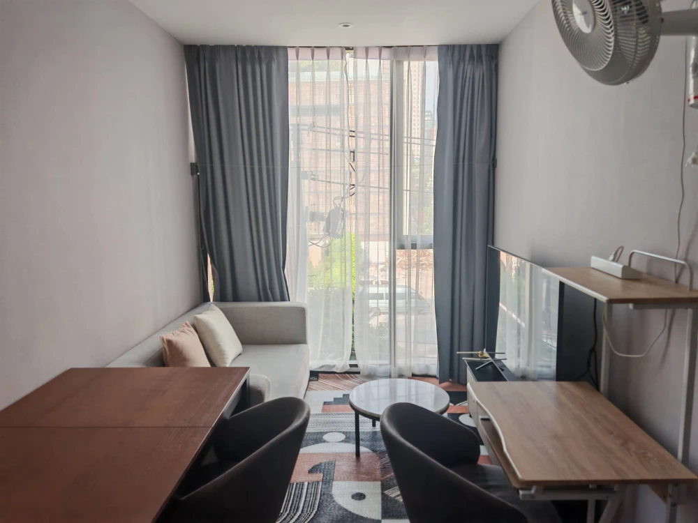 For rent: FYNN Asoke, a lovely room with complete furniture and appliances, including a high-quality built-in wardrobe. Book now!