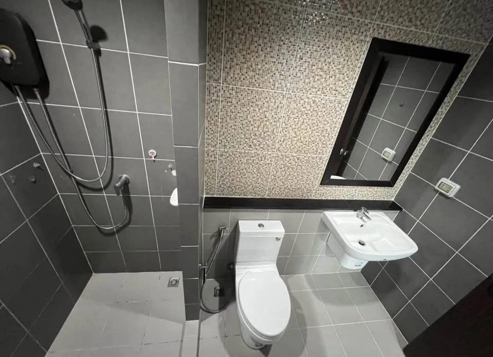 G Condo Sriracha for rent, 2nd floor, fully furnished, very livable. Book now! Hurry!