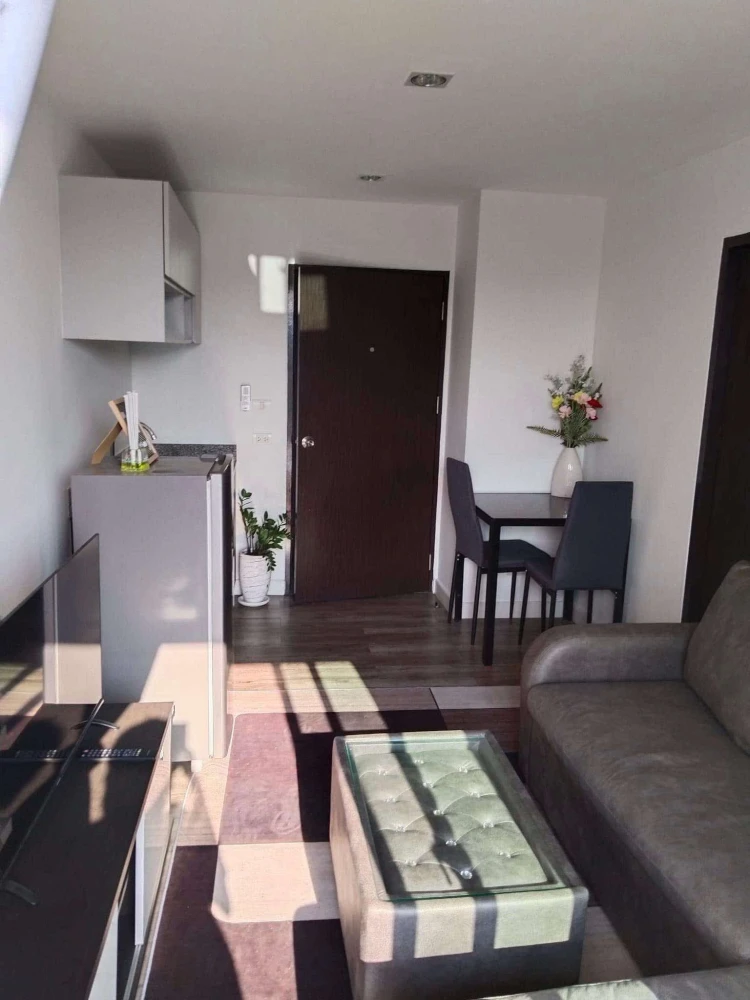 G Condo Sriracha for rent. Nice unit on the 5th floor, decorated in a coordinated style, fully furnished. Book now!