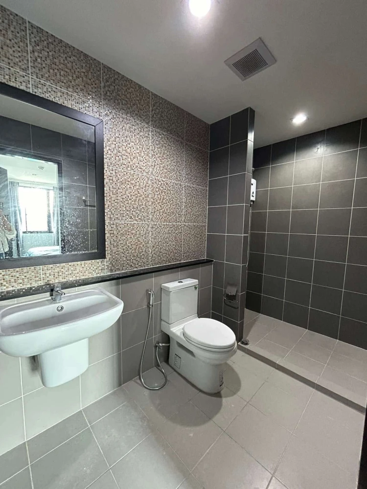 G Condo Sriracha for rent. Nice unit on the 5th floor, decorated in a coordinated style, fully furnished. Book now!