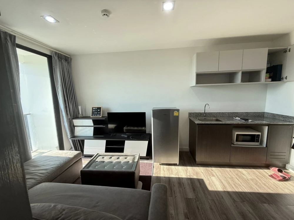G Condo Sriracha for rent. Nice unit on the 5th floor, decorated in a coordinated style, fully furnished. Book now!