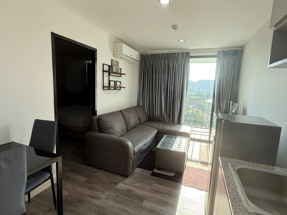 G Condo Sriracha for rent. Nice unit on the 5th floor, decorated in a coordinated style, fully furnished. Book now!