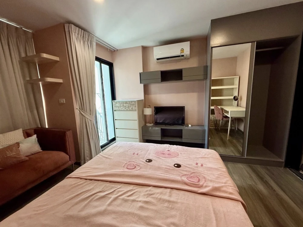 For rent: Galileo Ratchada 32, a lovely room with beautiful wallpaper. Don't miss out on this great deal.