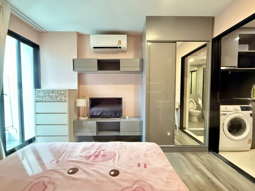 For rent: Galileo Ratchada 32, a lovely room with beautiful wallpaper. Don't miss out on this great deal.