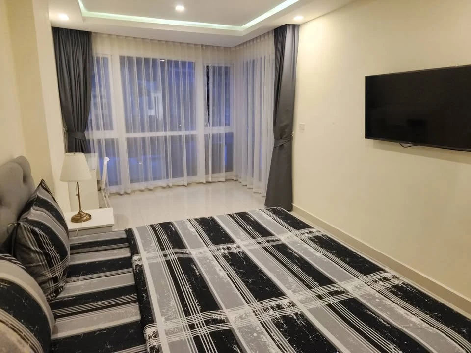 For rent: Grand Avenue Residence (Central Pattaya), room on the 1st floor with direct access to the swimming pool, very spacious area, interested in b