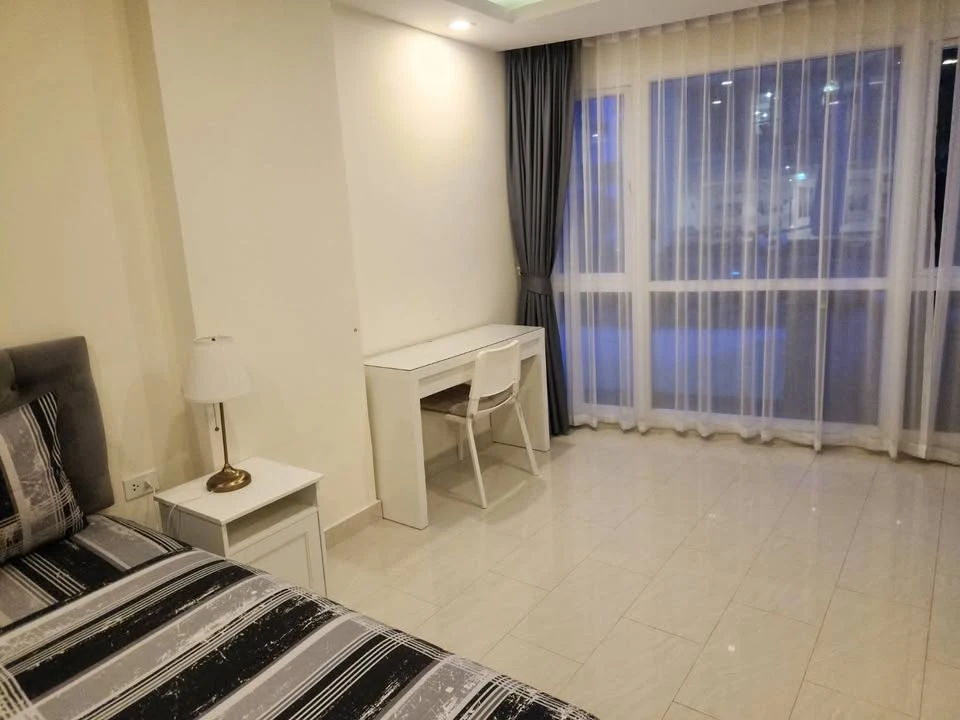 For rent: Grand Avenue Residence (Central Pattaya), room on the 1st floor with direct access to the swimming pool, very spacious area, interested in b