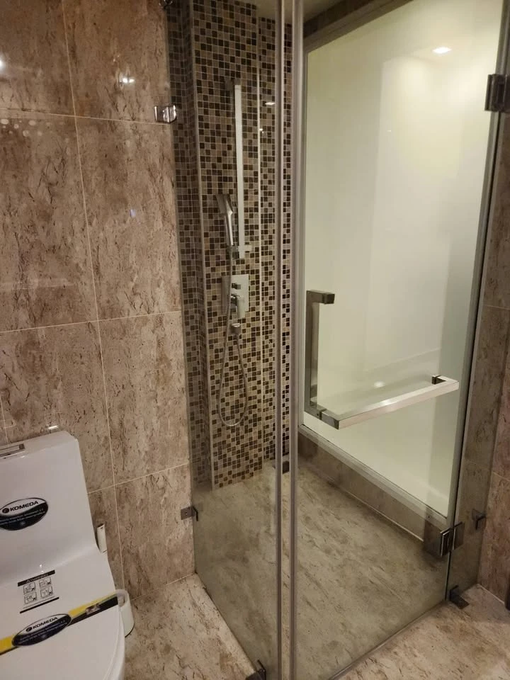 For rent: Grand Avenue Residence (Central Pattaya), room on the 1st floor with direct access to the swimming pool, very spacious area, interested in b