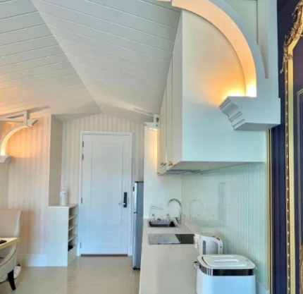 Grand Florida Beachfront Condo Resort Pattaya for rent. Fully furnished and ready to move in. Book now!