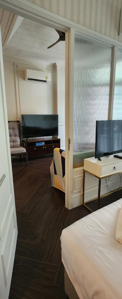 Grand Florida Beachfront Condo Resort Pattaya for rent. Fully furnished and ready to move in. Book now!