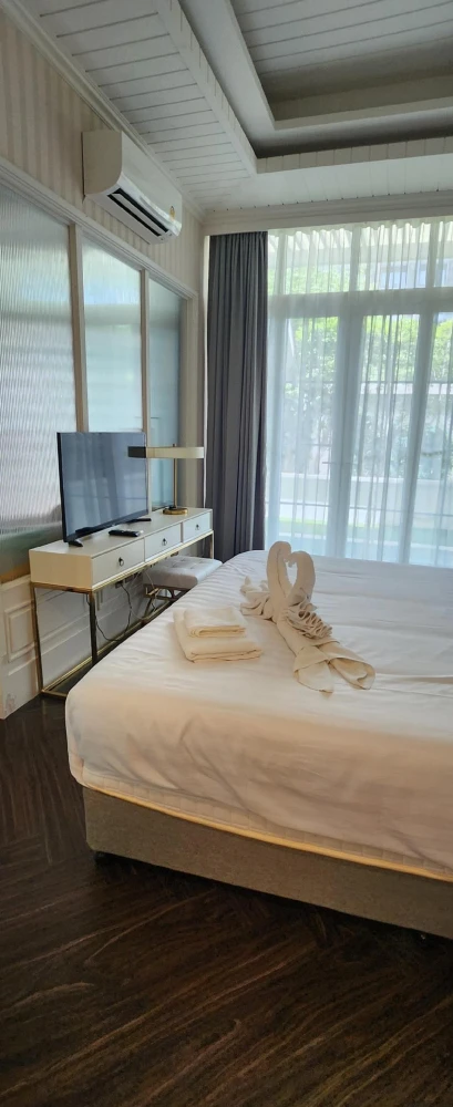 Grand Florida Beachfront Condo Resort Pattaya for rent. Fully furnished and ready to move in. Book now!