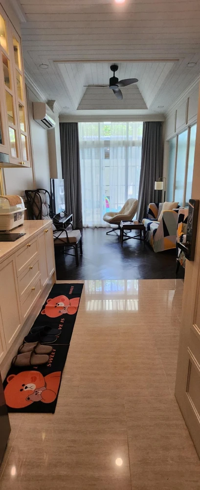 Grand Florida Beachfront Condo Resort Pattaya for rent. Fully furnished and ready to move in. Book now!