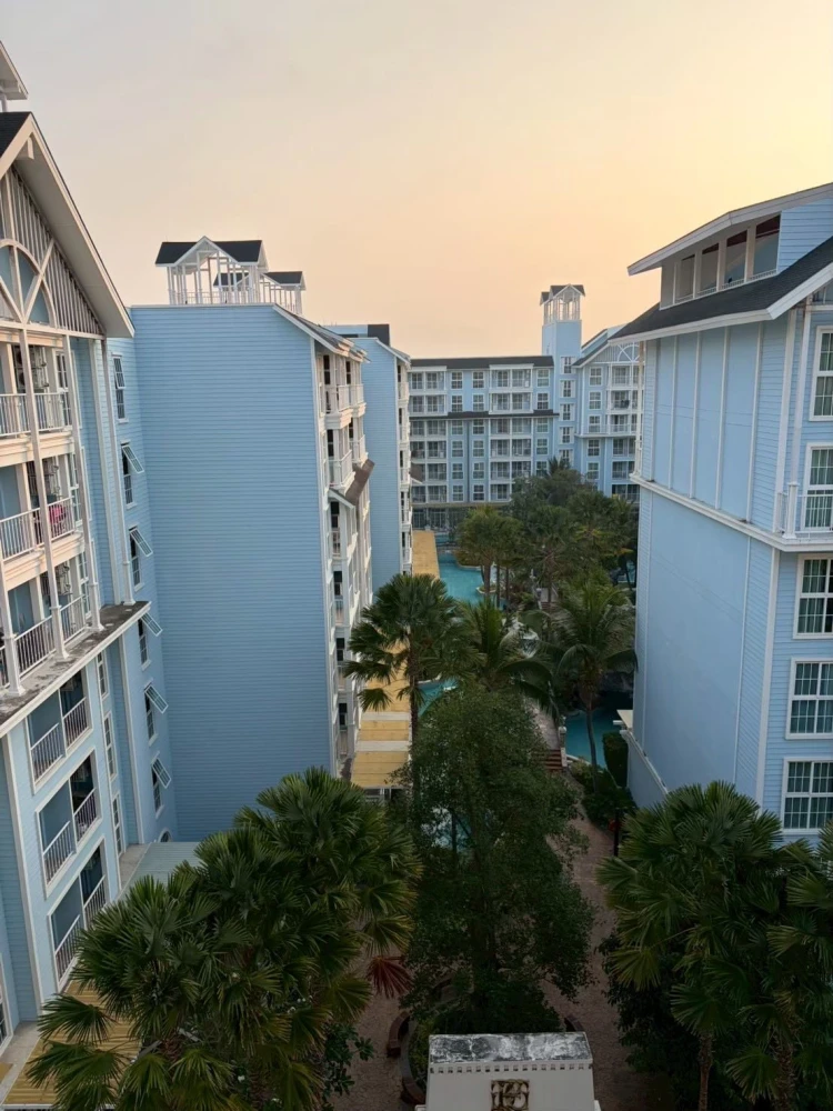 Grand Florida Beachfront Condo Resort, Pattaya for rent. Fully furnished with appliances including a microwave and all kitchenware. Book now!
