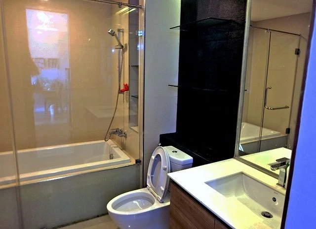For rent: Green Lake Condo Sriracha, 1 bedroom, 1 bathroom, spacious living area, garden view. Book now!