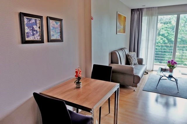 For rent: Green Lake Condo Sriracha, 1 bedroom, 1 bathroom, spacious living area, garden view. Book now!