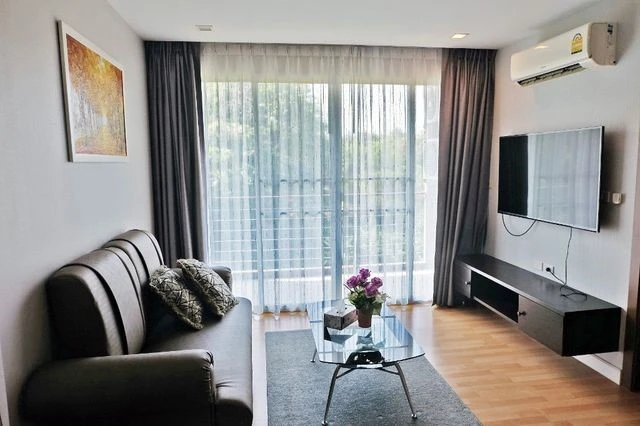 For rent: Green Lake Condo Sriracha, 1 bedroom, 1 bathroom, spacious living area, garden view. Book now!
