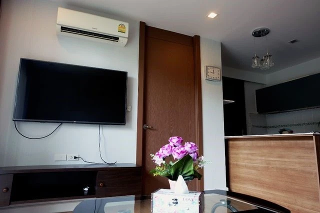 For rent: Green Lake Condo Sriracha, 1 bedroom, 1 bathroom, spacious living area, garden view. Book now!