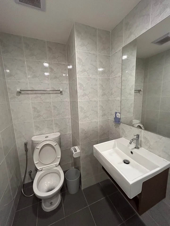 For rent: Grene Donmuang-Songprapha, a nice room, good location, convenient transportation, fully furnished. Don't miss out on this great deal!
