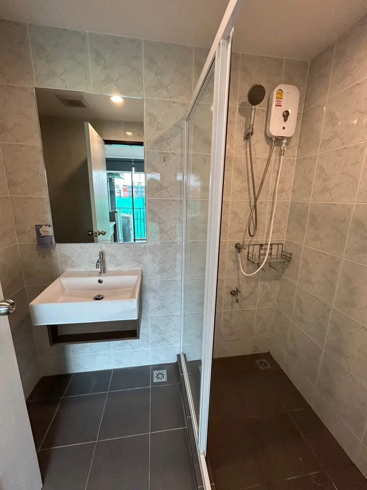 For rent: Grene Donmuang-Songprapha, a nice room, good location, convenient transportation, fully furnished. Don't miss out on this great deal!