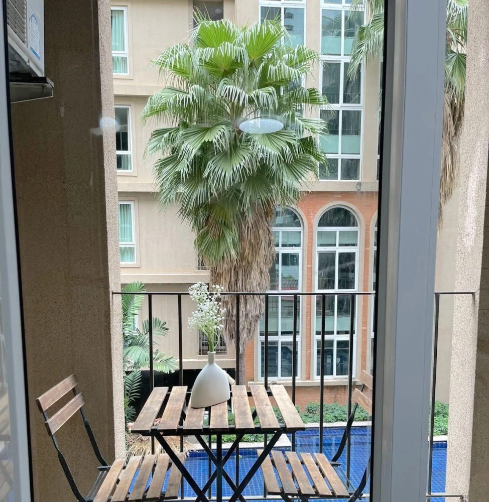 Groovy Sriracha corner room for rent, private, beautifully decorated, tone-on-tone, fully furnished, swimming pool view, reserve now!