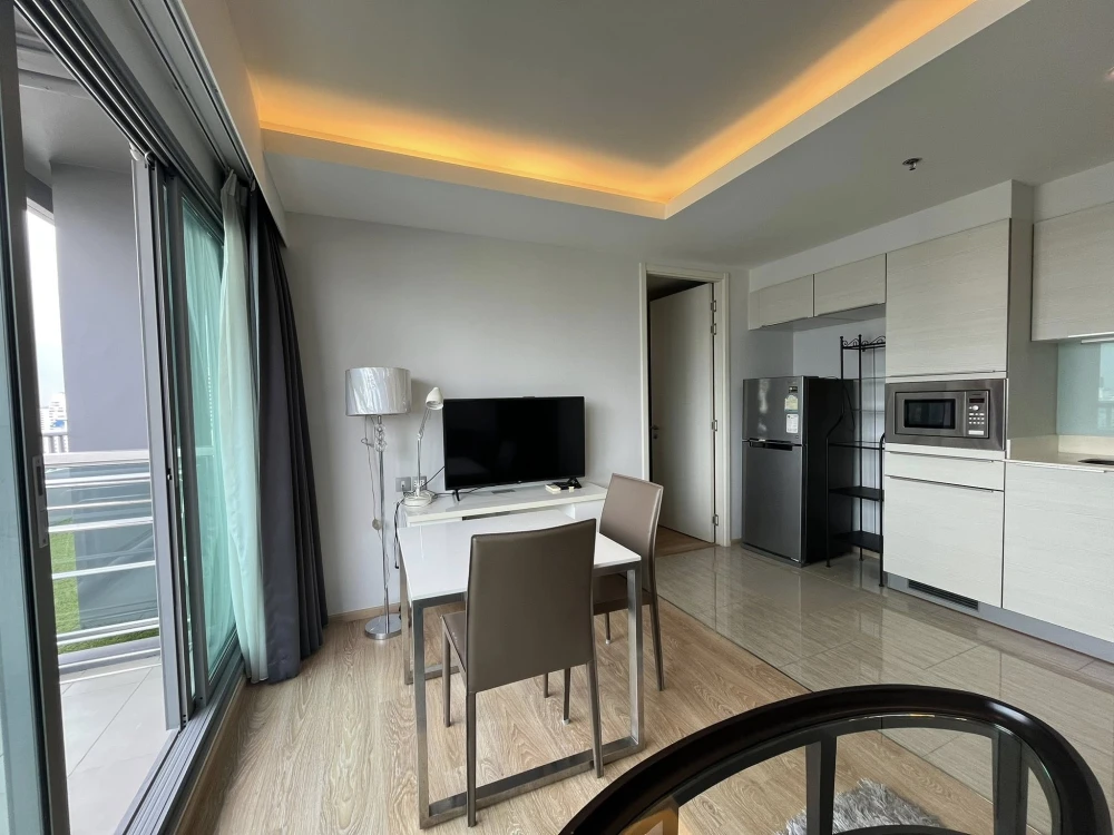 H Condo Sukhumvit 43, 18th floor, fully furnished, ready to move in. Book now!