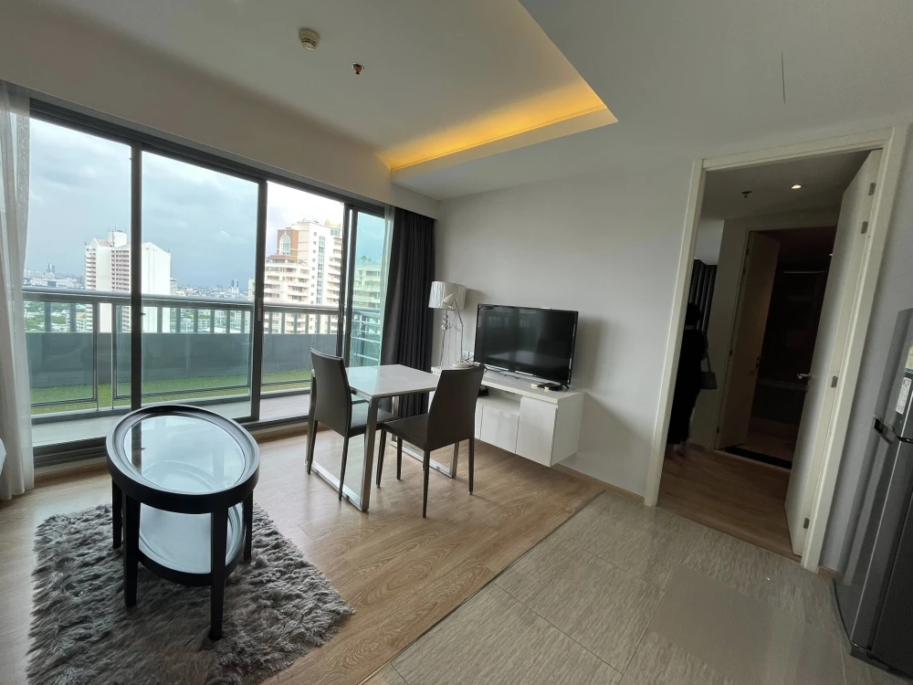 H Condo Sukhumvit 43, 18th floor, fully furnished, ready to move in. Book now!