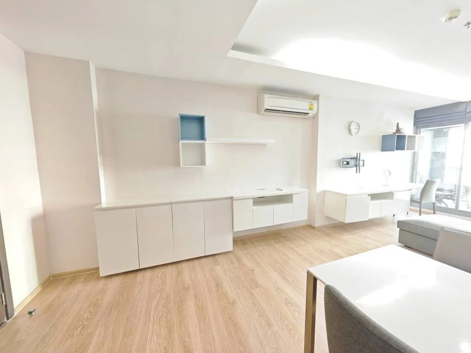 ให้เช่า H condo Sukhumvit 43 ห้องสว่างสบายตา พื้นที่กว้างขวาง เฟอร์นิเจอร์ครบ พร้อมเข้าอยู่ทันที