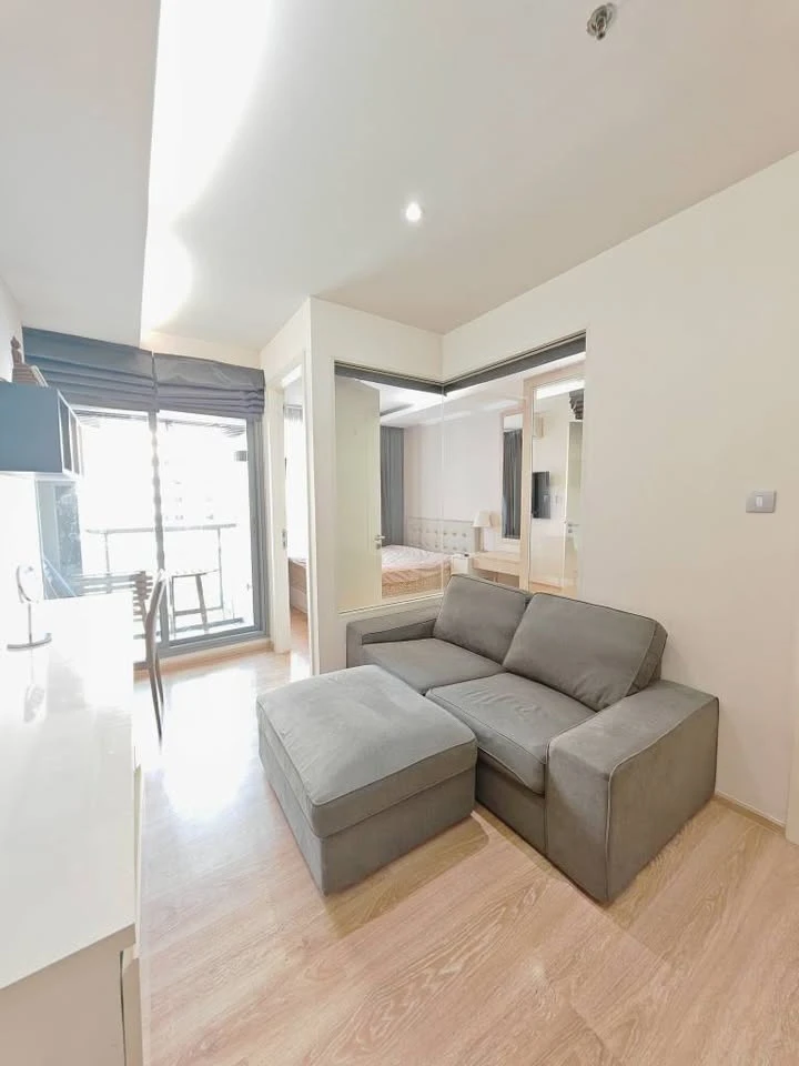 ให้เช่า H condo Sukhumvit 43 ห้องสว่างสบายตา พื้นที่กว้างขวาง เฟอร์นิเจอร์ครบ พร้อมเข้าอยู่ทันที