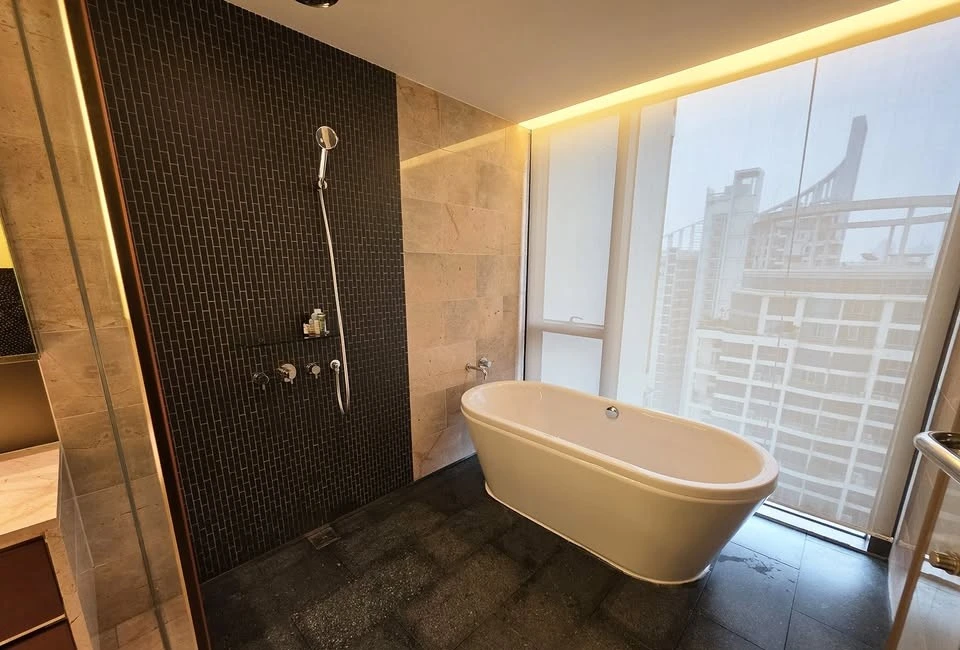For rent: Hansar Rajdamri. Spacious room with ample living space, fully furnished, and with a private elevator. Book now!