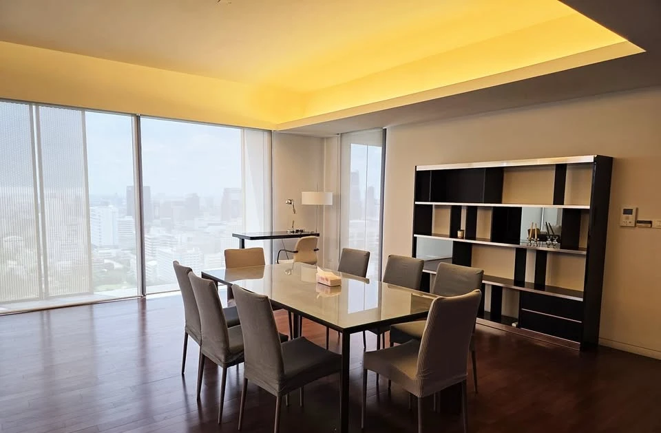 For rent: Hansar Rajdamri. Spacious room with ample living space, fully furnished, and with a private elevator. Book now!