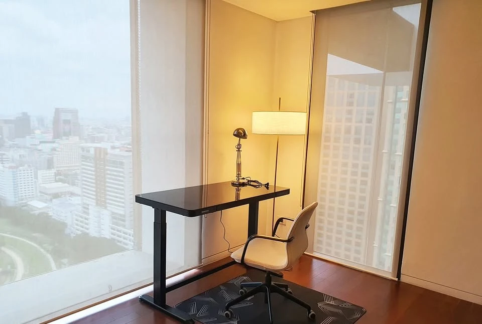 For rent: Hansar Rajdamri. Spacious room with ample living space, fully furnished, and with a private elevator. Book now!