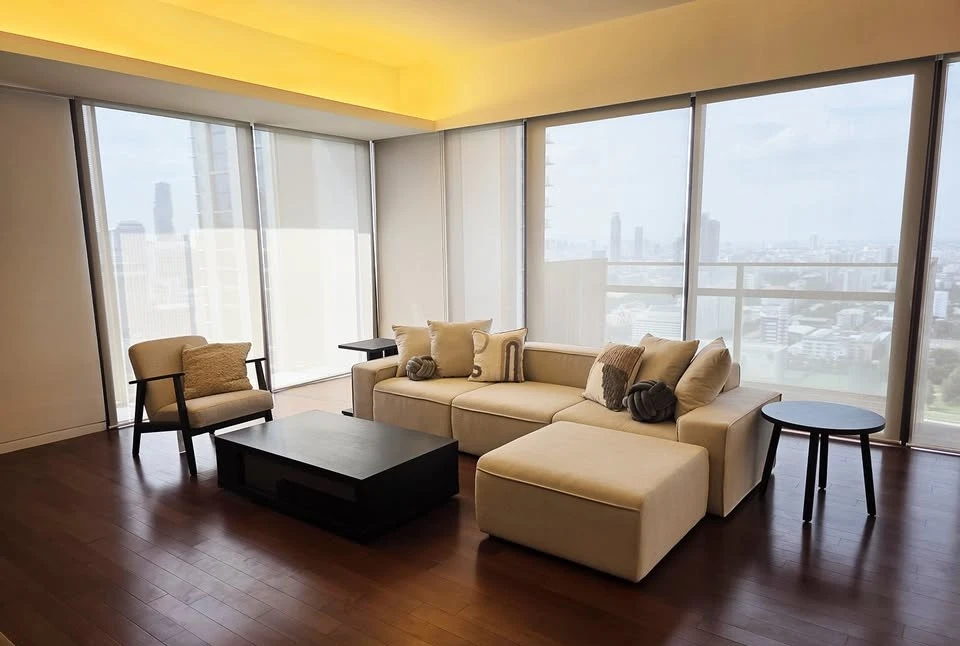 For rent: Hansar Rajdamri. Spacious room with ample living space, fully furnished, and with a private elevator. Book now!