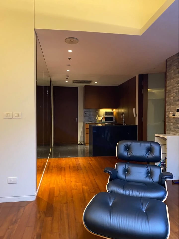 For rent: Hansar Rajdamri, large living room with balcony overlooking the back garden, private elevator. Don't miss out!
