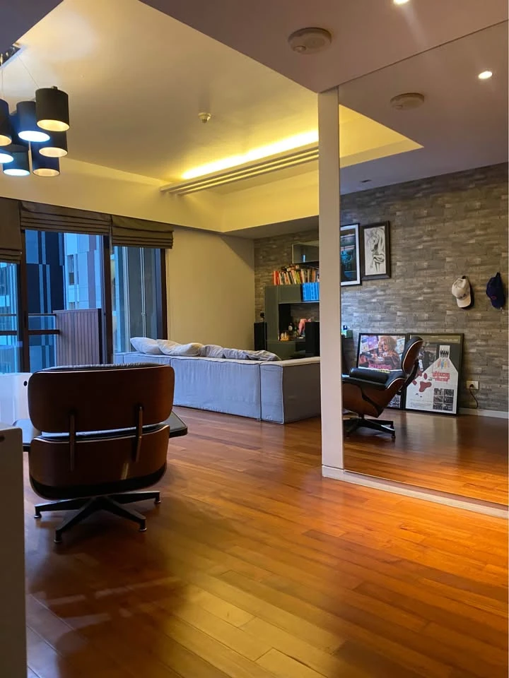 For rent: Hansar Rajdamri, large living room with balcony overlooking the back garden, private elevator. Don't miss out!