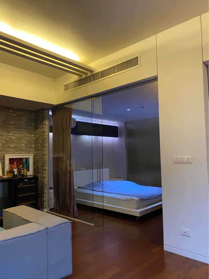 For rent: Hansar Rajdamri, large living room with balcony overlooking the back garden, private elevator. Don't miss out!