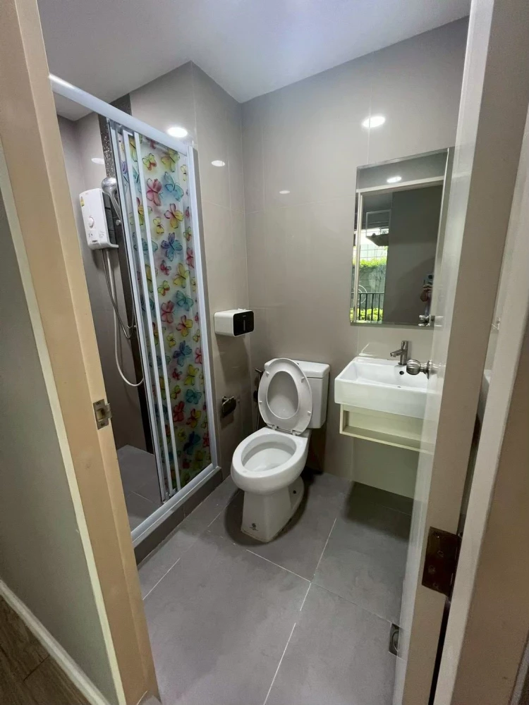 For rent: Happy Condo Donmuang The Terminal, 1st floor unit, fully furnished, high-quality wallpaper. Don't miss out!